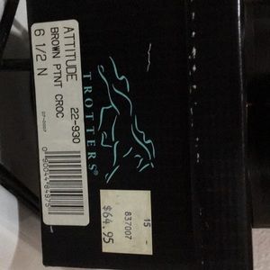 Trotters croc loafers. Brown.